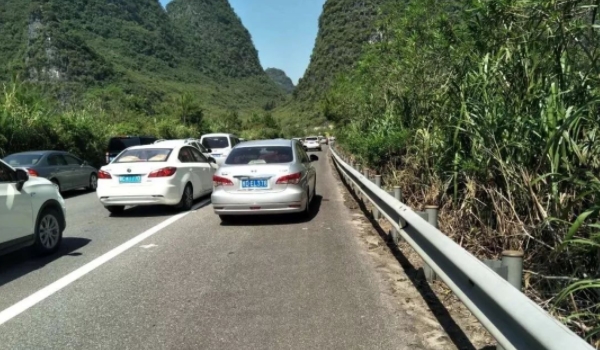 高速堵车可以走应急车道吗 不可以走应急车道（属于违法行为）