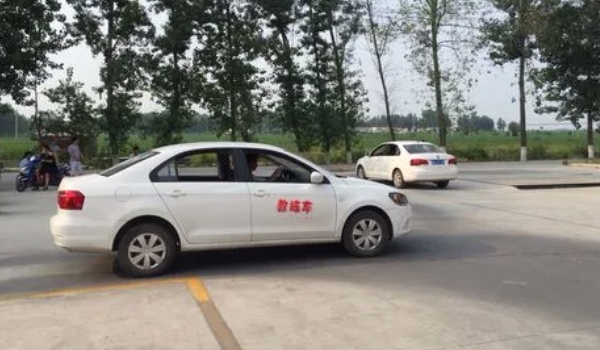 练车多久可以自己上路 获得证件后就可以上路行驶（注意降低车辆车速）