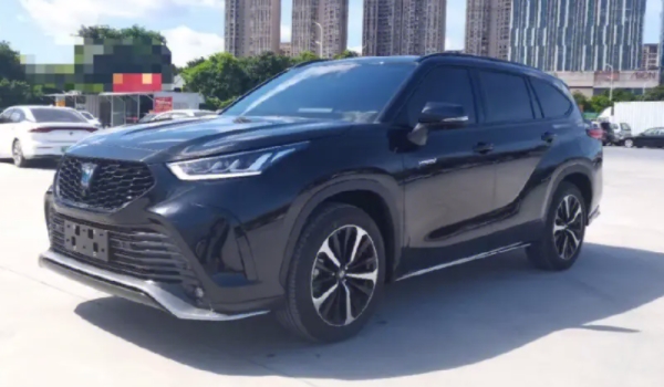 crownkluger丰田什么车 车辆是皇冠陆放（一款中型suv）