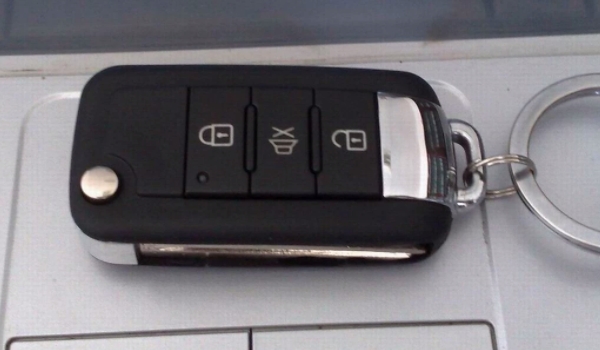 钥匙在车里面自动锁了怎么办 备用钥匙，开锁公司，砸车窗