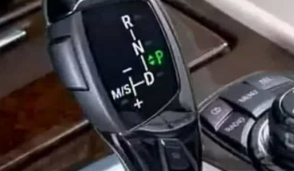 S挡换D挡踩刹车吗 并不需要踩刹车