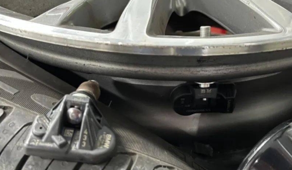 胎压传感器在哪个位置 位置在轮毂内侧（拆卸轮胎可看到）