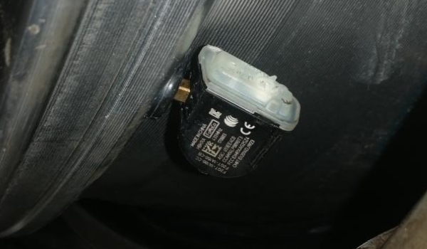 胎压传感器在哪个位置 位置在轮毂内侧（拆卸轮胎可看到）