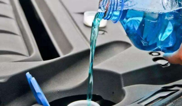 汽车加水多久加一次水 不需要加水(定期检查防冻液和加热玻璃水)