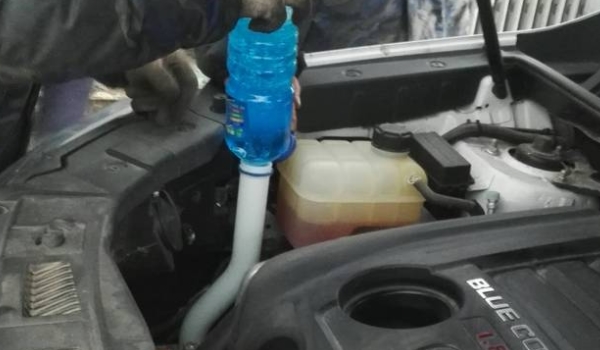 汽车加水多久加一次水 不需要加水(定期检查防冻液和加热玻璃水)