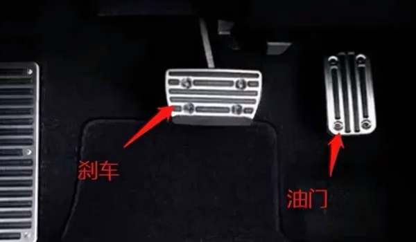 自动挡油门在左边还是右边 油门在右侧(左侧为刹车)