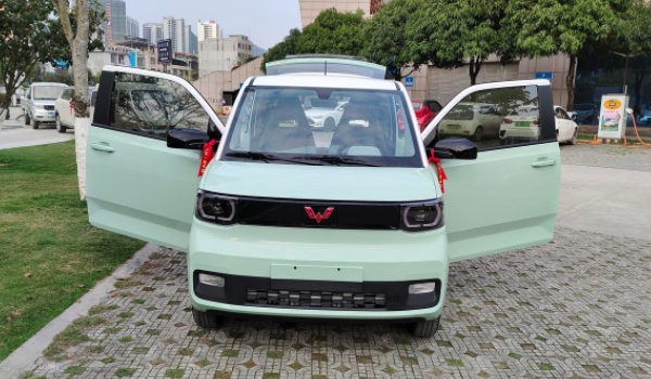 五菱宏光mini是几座 是三门四座车(颜值较高)