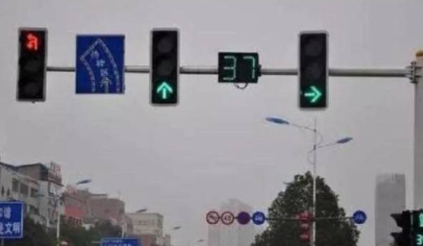 红灯掉头还是绿灯掉头 根据信号灯指示标识确定(以道路为准)