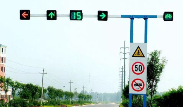 红灯掉头还是绿灯掉头 根据信号灯指示标识确定(以道路为准)