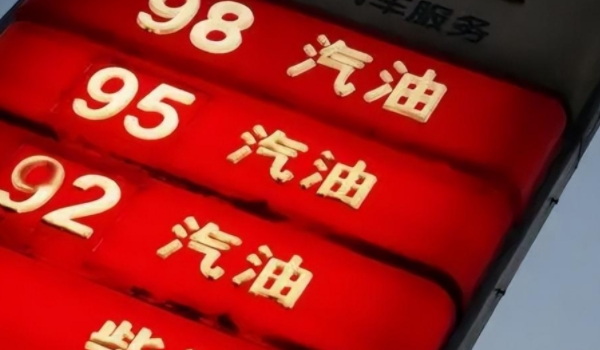 车临时没油了加白酒行吗 不可以加白酒(可以叫救援)