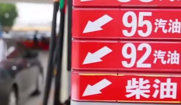 车临时没油了加白酒行吗 不可以加白酒(可以叫救援)