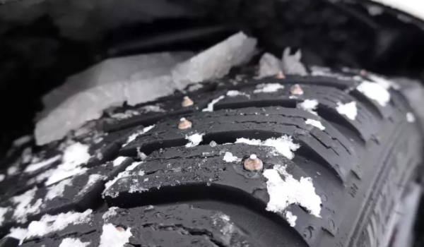 轮胎卡槽有积雪怎么办 可以正常行驶（注意降低车速）