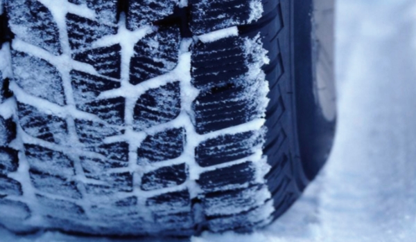 轮胎卡槽有积雪怎么办 可以正常行驶（注意降低车速）