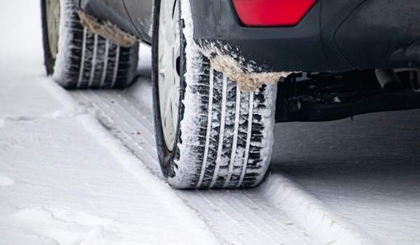 轮胎卡槽有积雪怎么办 可以正常行驶（注意降低车速）