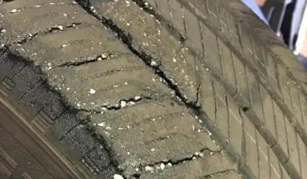 轮胎粘上沥青跑几天能磨掉吗 无法磨掉(使用作用工具清理)