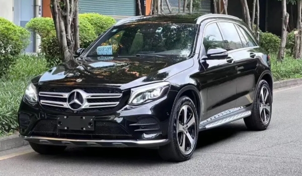 奔驰glc260和300外观一样吗 外观几乎是相似的(同一款车辆)