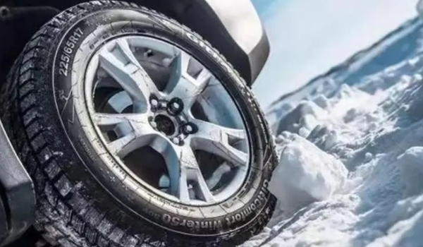 雪天轮胎周围结冰怎么处理 使用工具进行敲打（避免造成行车隐患）