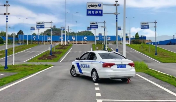 科目二先点火还是先拉手刹? 先点火,再拉手刹(考试规范)