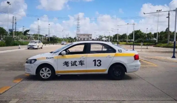 科目二先点火还是先拉手刹? 先点火,再拉手刹(考试规范)