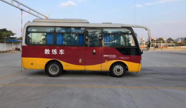 b1驾照可以开7米十座车吗- 不可以驾驶（需b2类型证件）