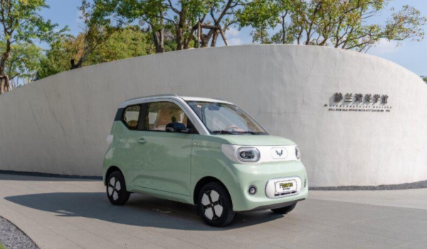 宏光MINIEV4座版报价 裸车售价3.28万元起(两厢车)