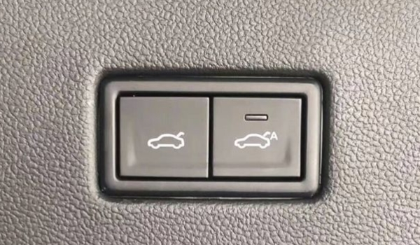 汽车后备箱怎么打开 通过开关或遥控器操作（操作方便）