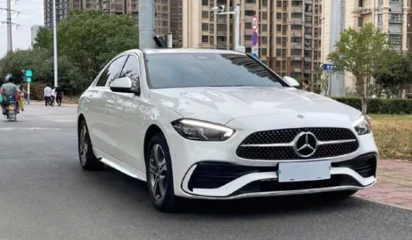 奔驰c200最新价格 厂商指导价格是：33.32-38.06万元