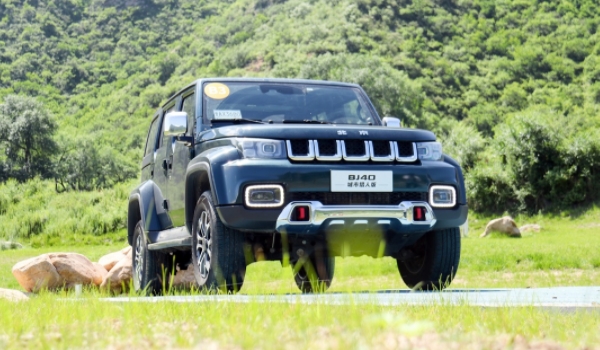 北京汽车越野车bj40多少钱一辆 厂商指导价格是:13.98-27.29万元