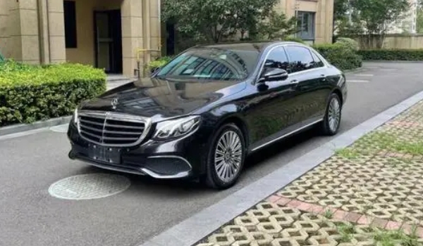 奔驰e300什么价格及图片 厂商指导价格是44.90-59.98万元