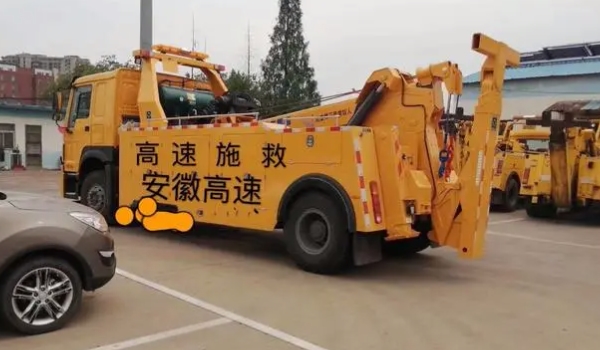 高速公路救援拖车收费吗 高速公路救援拖车是收费(根据实际情况确定)