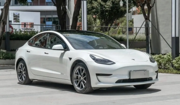 特斯拉汽车2023款最新款价格 厂商指导价格:23.19-27.19万元(参考MODEL 3)