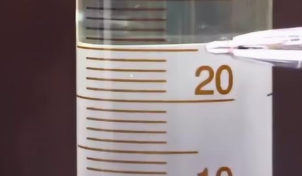 一升油等于多少斤怎么计算 即1.6斤（通过油的密度计算）