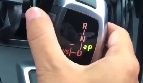 长时间不熄火挂什么挡 可以选择挂入N挡或P挡,并确保手刹拉紧