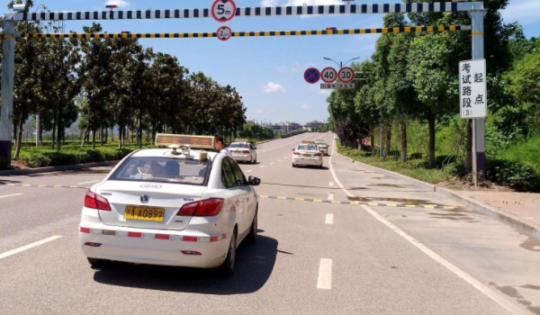 科目三考哪些项目 起步、直线行驶、变更车道、通过路口、会车等