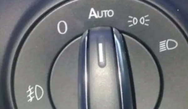 汽车上的auto按钮是什么意思 通常表示“自动”功能(根据位置区分)