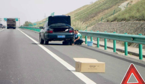 高速换轮胎算违法吗 高速上换轮胎本身并不直接构成违法行为