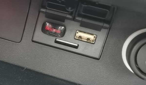 汽车的usb音乐怎么用? U盘或存储卡通过USB接口连接到车辆