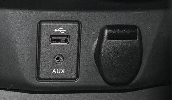 汽车usb接口电压是多少伏? 汽车USB接口的电压通常是12V